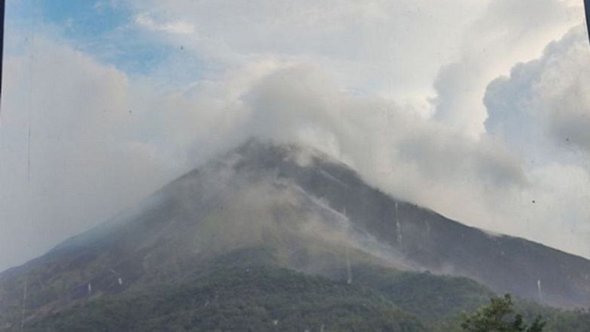 Guguran Lava Masih Meluncur dari Kawah Gunung Karangetang Sulut