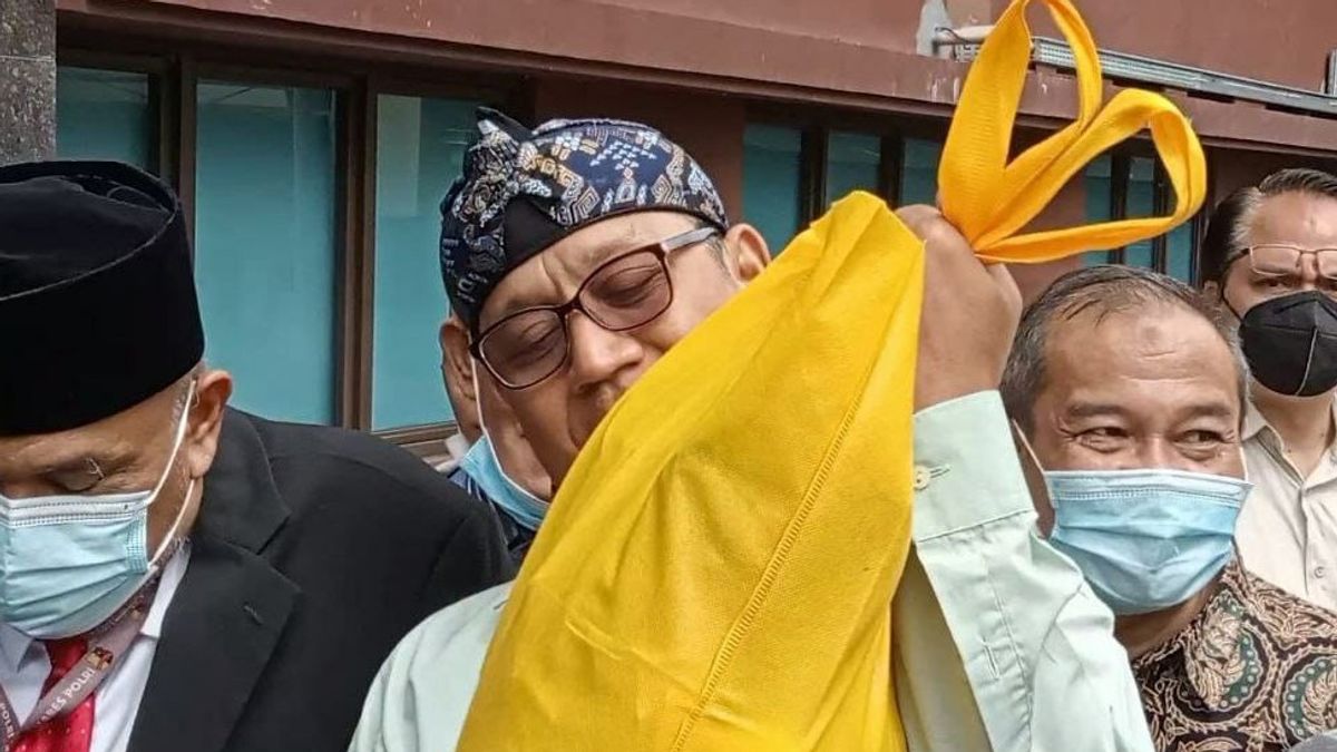 Examined By The Criminal Investigation Unit Of The National Police, Edy Mulyadi Shows Off His Yellow Pouch Filled With His Lunch Clothes When Detained By The Police