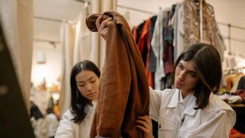 Tertarik Beli Baju Thrifting, Ini Tips Berbelanja Agar Tidak Salah Pilih