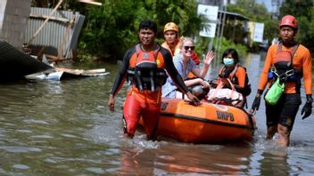 فريق البحث والإنقاذ يجلي عشرات السياح المحاصرين بسبب الفيضانات في سيمينياك بالي