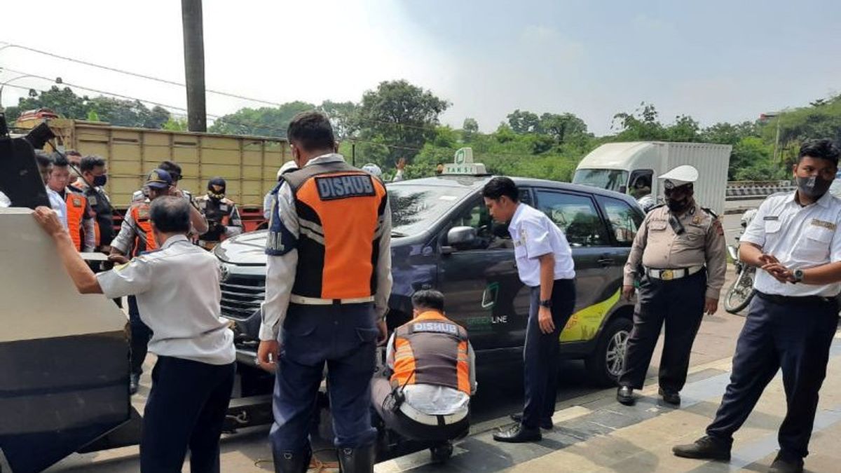 Dishub Tow Forces 2 Cars To Park Carelessly In Bogor