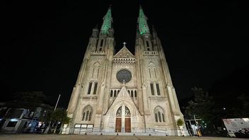 スタッキングを防ぎ、ジャカルタ大聖堂教会ですべての会衆が2022年のミサクリスマスをドア2から入ります