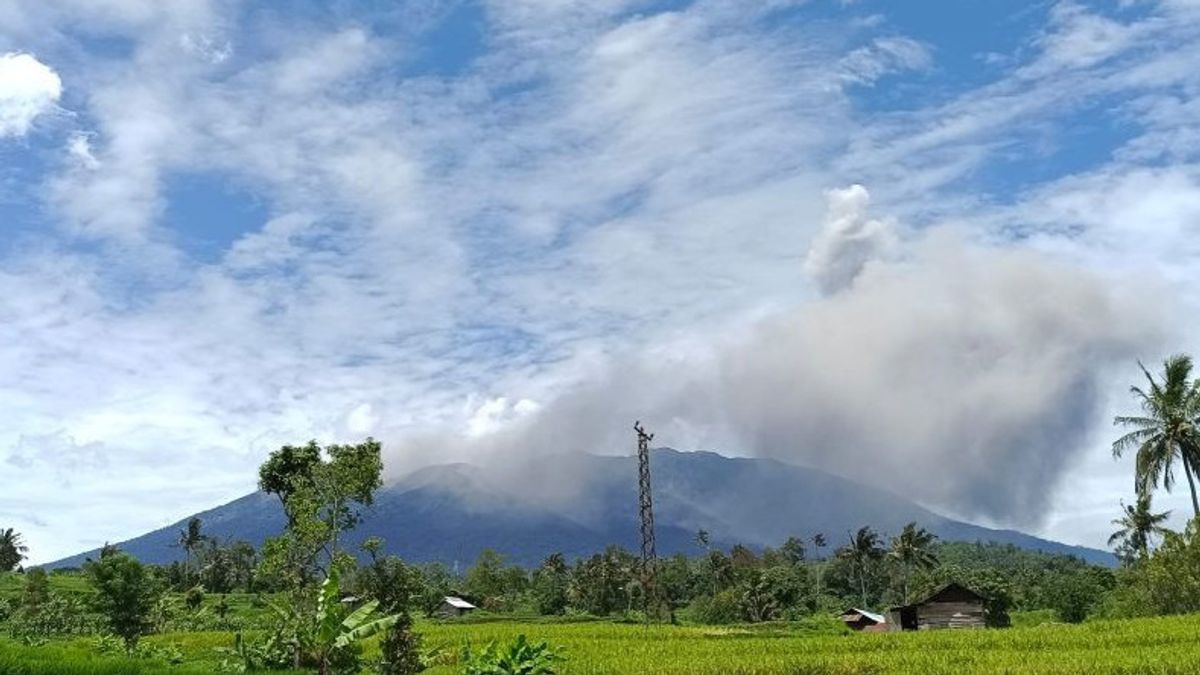 默拉皮火山在西苏门答腊喷发，火山灰高达400米