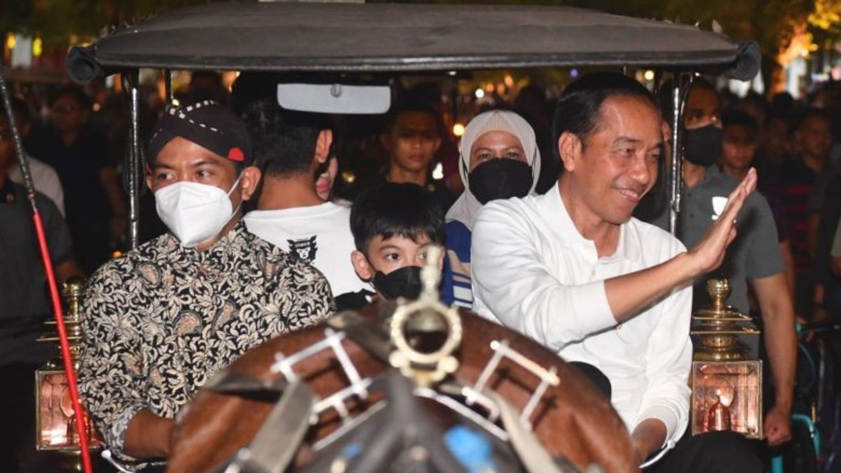 On Sunday Night Jokowi Together Cucu Rides Andong Around Malioboro