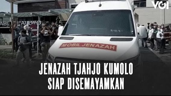 VIDEO: Isak Tears Accompany Tjahjo Kumolo's Body When Brought Home