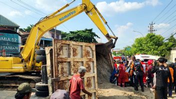 1 Penumpang yang Terjebak di Dalam Mobil Tertimpa Truk Angkut Tanah di Semarang Selamat