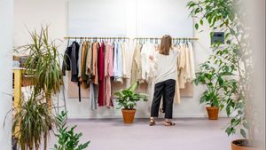 Bosan dengan Isi Lemari, Fenomena Wardrobe Fatigue Bukti Budaya Konsumtif Kita Semakin Parah?