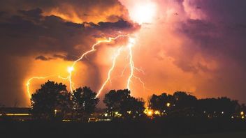 15 000 maisons en Queensland en Australie ont été coupées de l'électricité après avoir été frappées par l'ouragan Koji