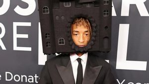 Jaden Smith avec des décorations de château à la tête lors des Grammy Awards 2025