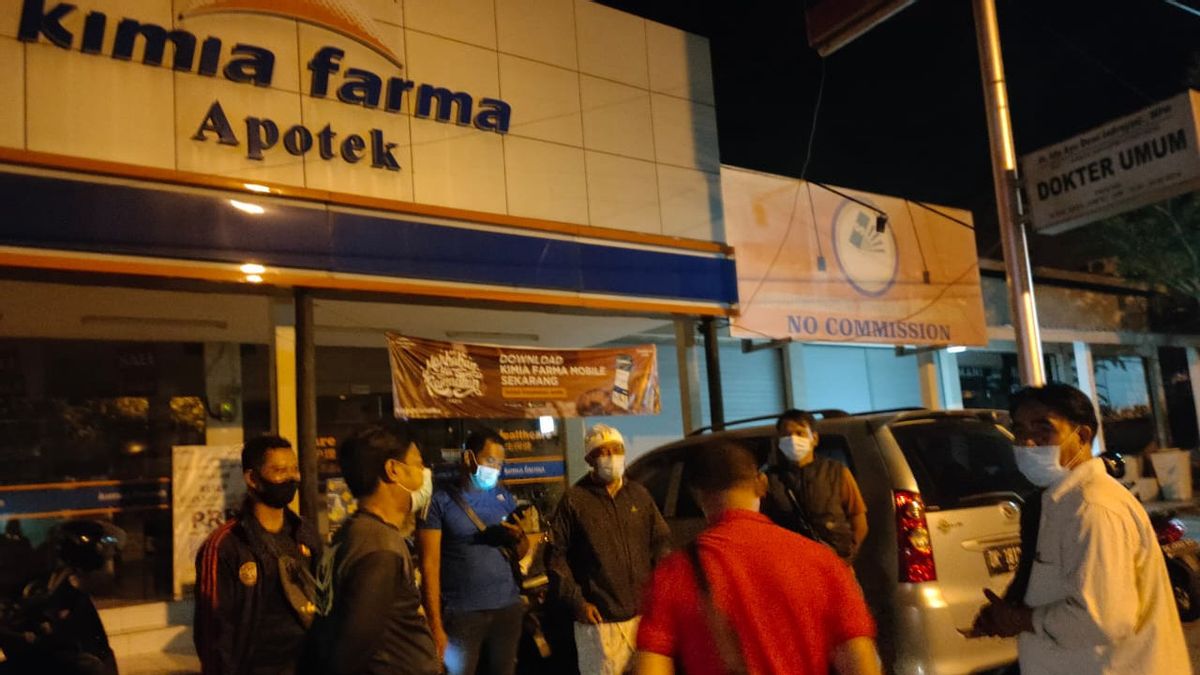 持枪抢劫犯在吉亚尼亚基米亚法马药房带来 150 万印尼盾现金