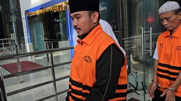 在被KPK嫌疑人审问后，Ade Kuswara摄政王向居民道歉