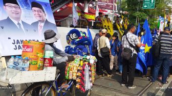 Kasnan, Pedagang Kopi Starling Raup Rp280 Ribu di Depan KPU DKI