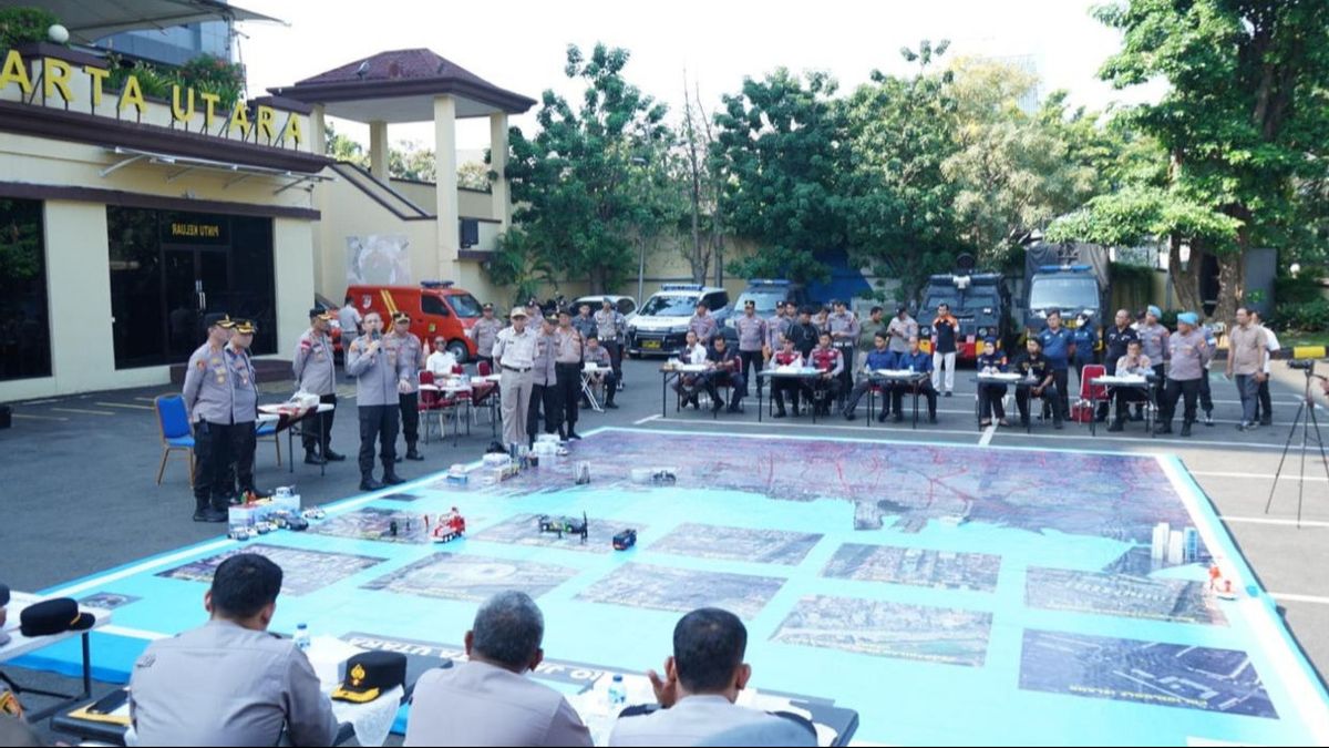 Jelang Hari Buruh, Polrestro Jakut Gelar Simulasi Pengamanan Tactical Floor Game