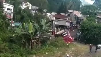 Evakuasi Bus Pariwisata di Guci Tegal dari Sungai, Masih Tunggu Alat Berat