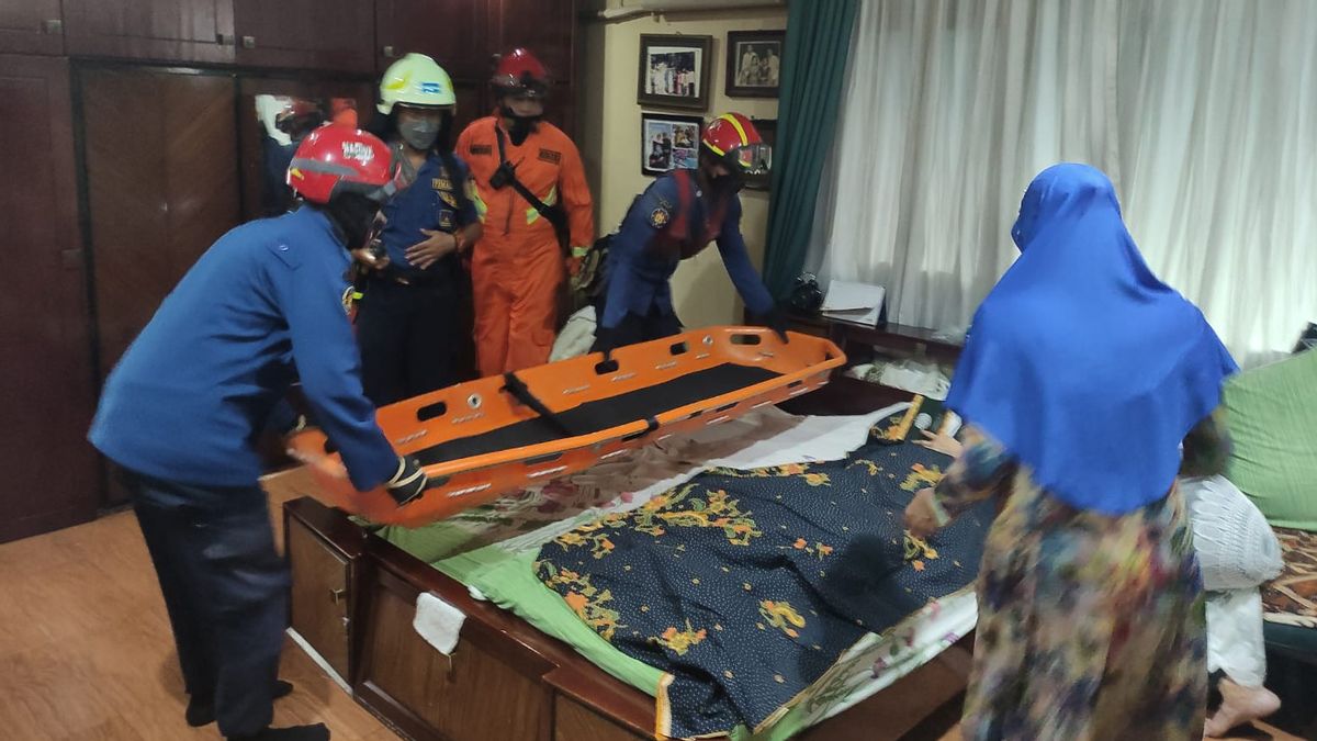 91岁去世，Pulogadung的妇女尸体被消防员从她家的二楼疏散