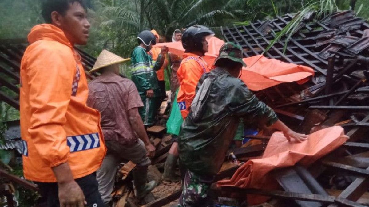 6 Orang Luka Akibat Longsor Menerjang Rumah di Tulungagung