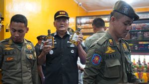 443 bouteilles de Miras Conduite Satpol PP Bogor pendant des raids à Cibinong Raya
