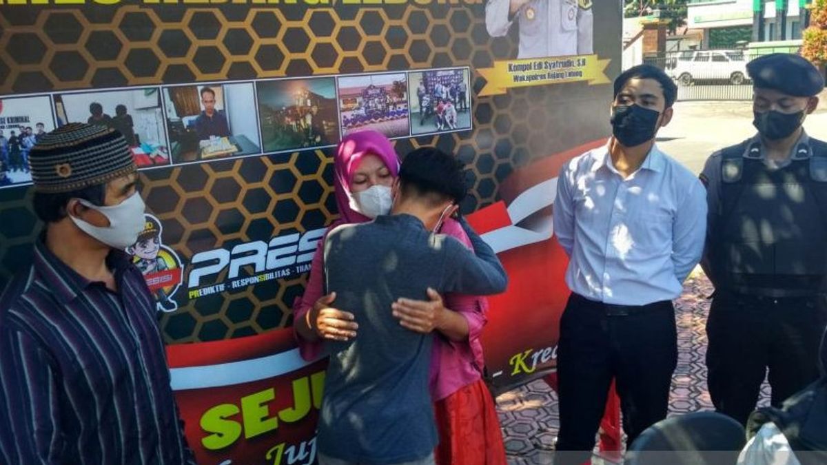Rejang Lebong Police Implement Restorative Justice, Perpetrators Of Mobile Phone Theft Immediately Hug And Prostrate At The Feet Of Their Mother