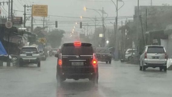Cuaca Berawan dan Hujan Melanda Sejumlah Wilayah Indonesia Hari Ini