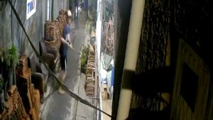 Bikin Resah Warga, Remaja di Cempaka Putih Menenteng Celurit Sambil Lempar Genteng Musala ke Jalanan