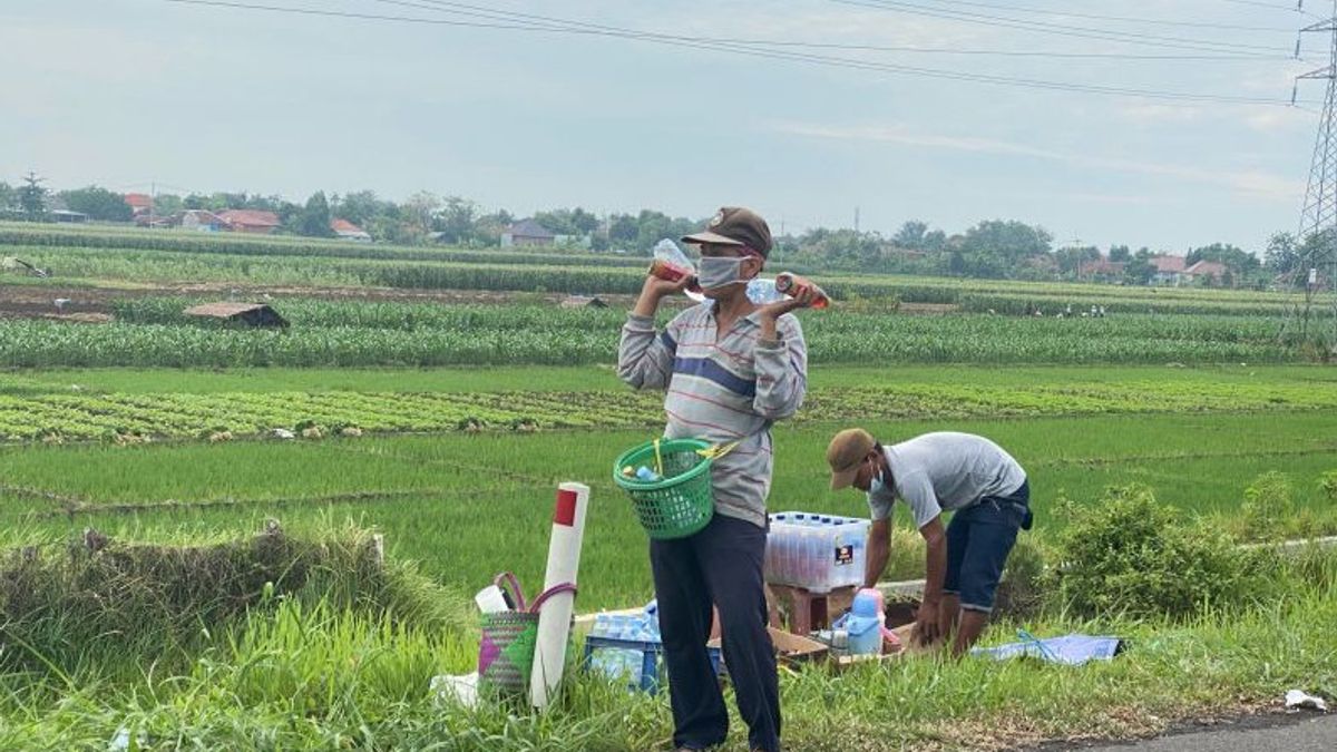 Bukan Hanya Dipenuhi Pemudik dan Pedagang, Sampah Mulai Banjiri KM 237 Tol Kanci-Pejagan