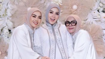 Syahrini Accompanied By Mothers In Singapore During Pregnancy Period