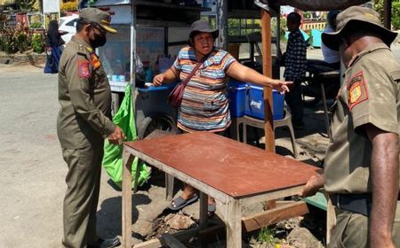 Satpol PP Kota Jayapura Tertibkan PKL di Jalan Protokol