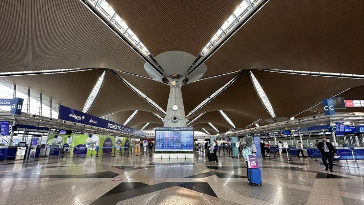 Malaysian Prime Minister Anwar Ibrahim Sidak Immigration Service In KLIA After The Tourist Incident From China