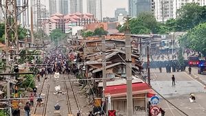 Jika Massa Aksi Blokir Jalur Kereta, Maka Batu di Rel Melayang ke Arah Petugas