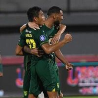 强调在Persebaya Vs Madura United期间允许对Samsul Arif犯规的裁判，Aji Santoso：这是1000%的点球