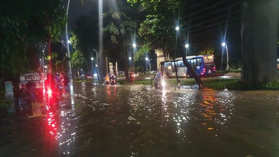 ベントオンラインタクシー運転手は、バイクが洪水を避けるために必死であるため、道路が渋滞していることに憤慨