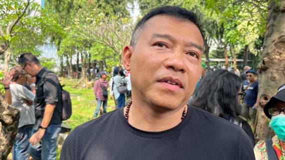 Anang Hermansyah Kenang Jasa Bunda Iffet di Pemakaman: 