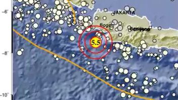 万丹被另一场地震震动，测量M 5.5，振动可以感觉到远至万隆