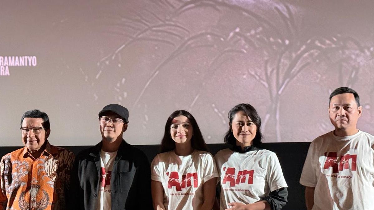 在“Ain”恐怖片中扮演公主Ayudya，突出弯曲和诅咒的现象