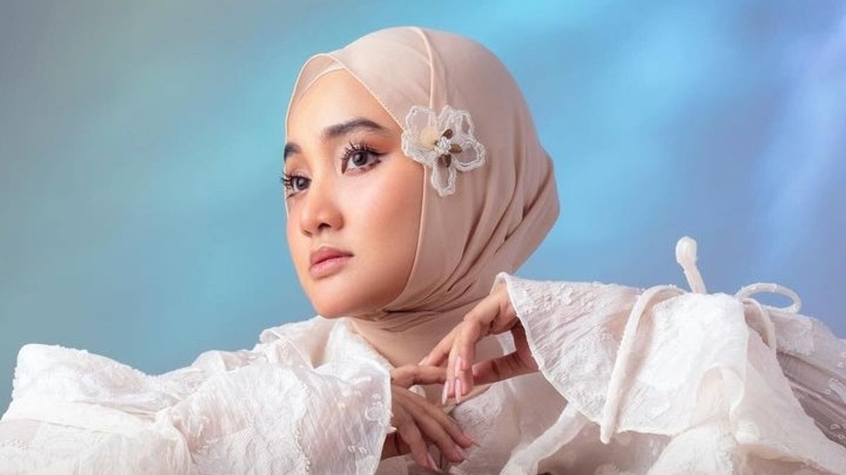 Fatin Shidqia Touched By His Father Likes His New Song