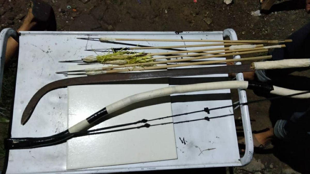 Four Youths Arrested By Police In Cipayung, East Jakarta Not Recognizing Bows Found By Police At The Arrest Location