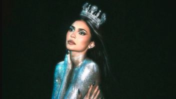 إصدار مجموعة المكياج الجديدة ، كايلي جينر تستخدم تاج مصمم مصمم إندونيسي