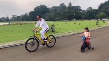 The Beauty Is Already Mirah Playing A Bicycle, Singing 'Independence Day' To Make Jokowi Laugh