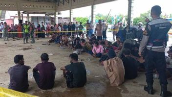 جاكرتا (رويترز) - هرب 50 مهاجرا من الروهينجا هبطوا في شرق آتشيه اليوم واختبأوا في الشجيرات.
