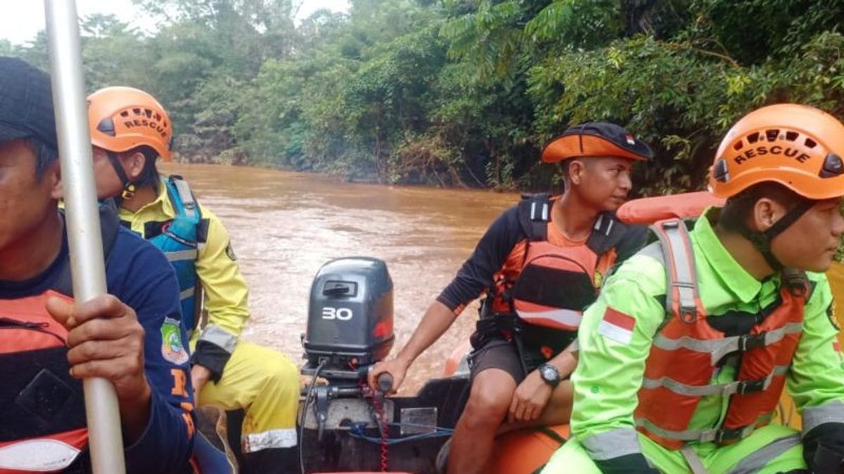 Des équipements lourds déployés par Keruk Lumpur emplacement des travailleurs miniers disparus dans le nord de la rivière Konawe