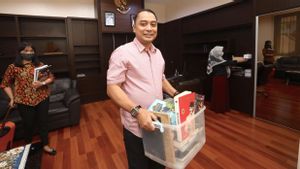 Calon Walkot Surabaya Eri Cahyadi Kemasi Barang di Pemkot, Besok Daftar KPU