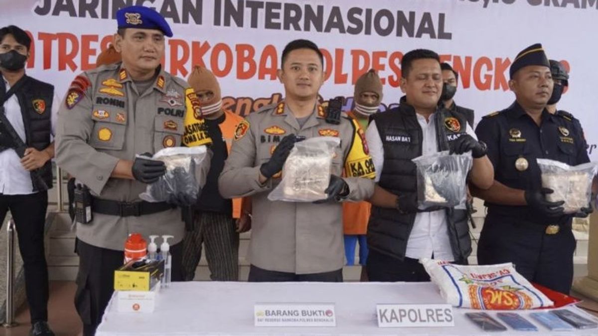 En passant par 5 kg de méthamphétamine en Malaisie dans les eaux de Bengkalis Riau, utilisant une vitesseboat, 4 suspects arrêtés par la police