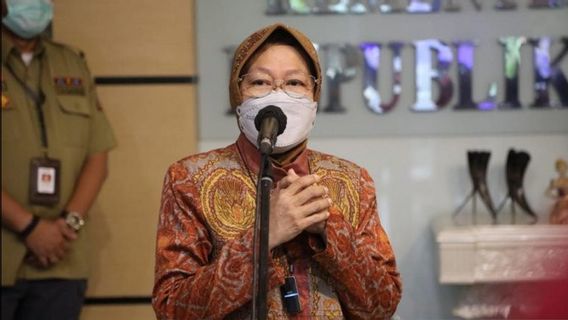 Mensos Risma Tegaskan Tak Memilih dalam Berikan Bantuan Bencana
