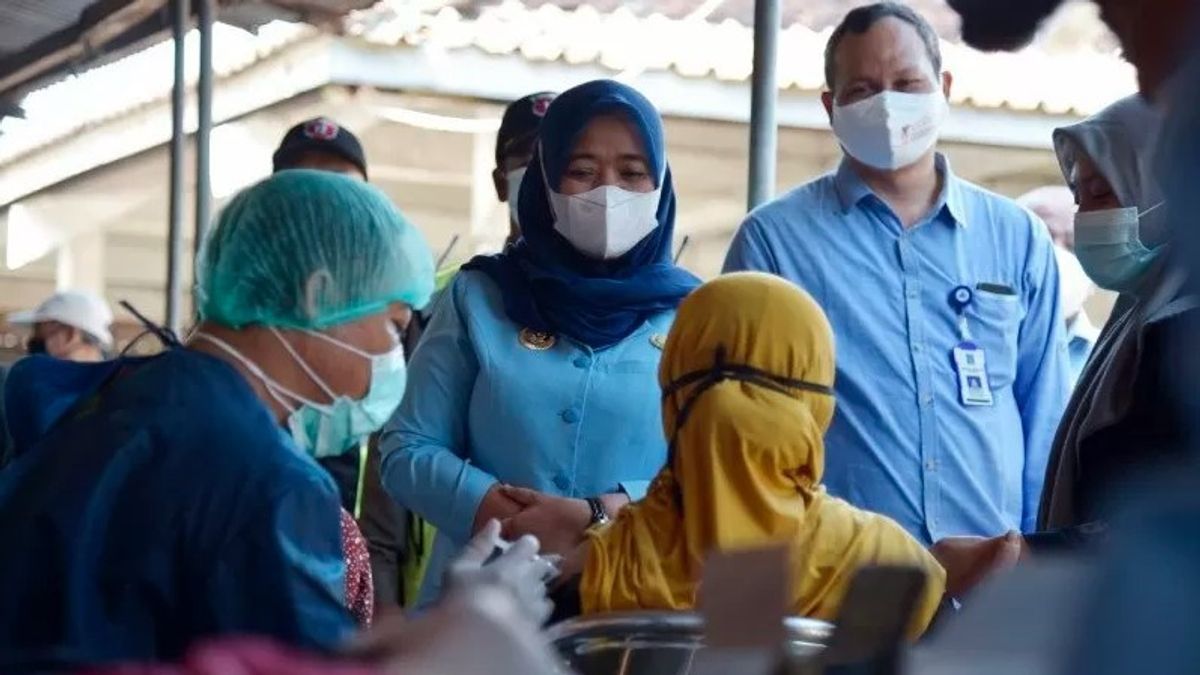 Berita Sleman: Pemkab Melakukan Vaksinasi Pedagang di Pasar Buah Tempel