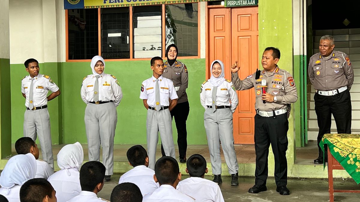 de la police de Riau socialise les quatre programmes importants et le policier vert dans les écoles