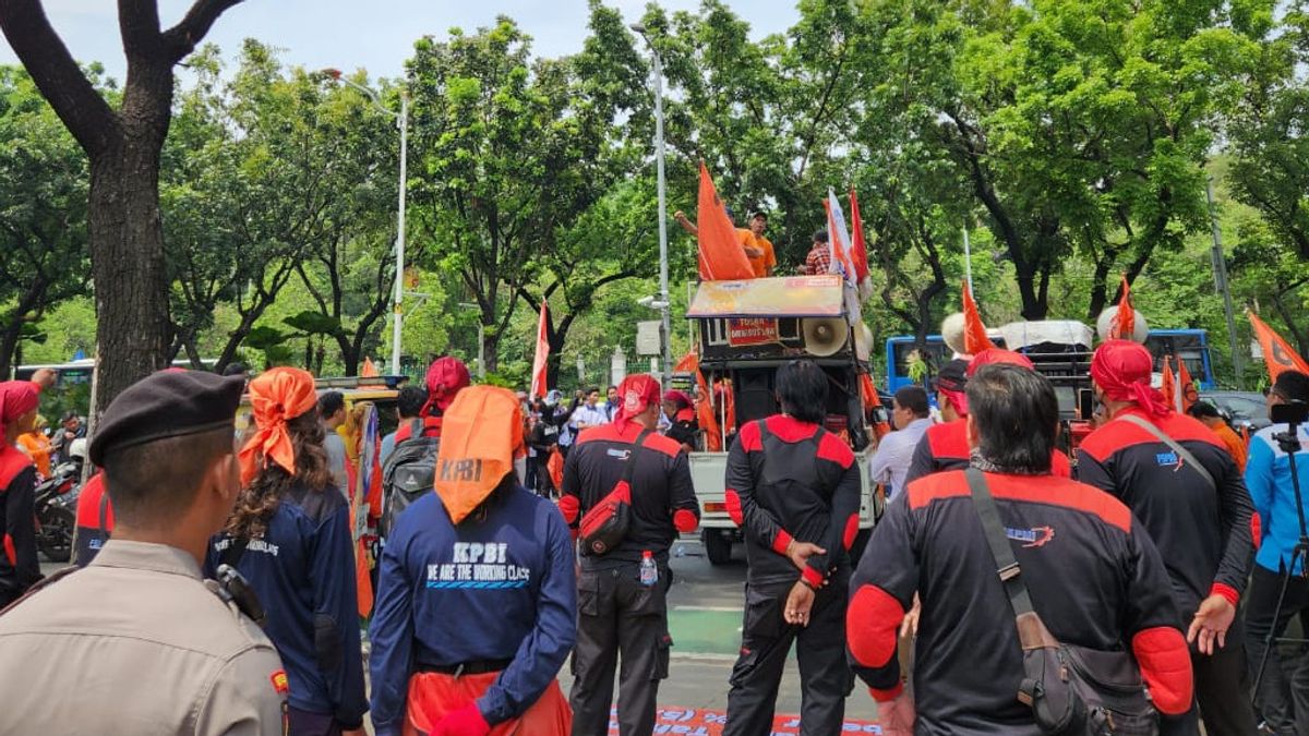 工人Demo Tolak UMP 2024 增加 165 万印尼盾,DKI省政府:应该接受 Aja Dulu