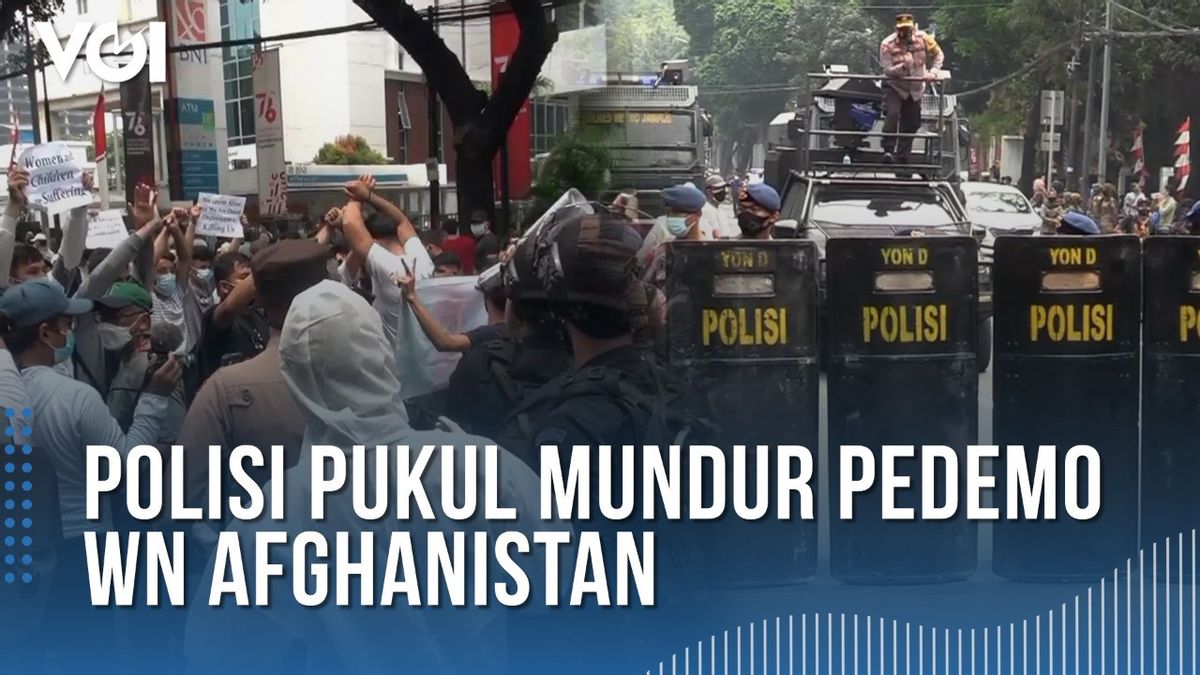VIDEO: Sempat Tegang, Polisi Desak Mundur Pendemo WN Afghanistan di Kebon Sirih