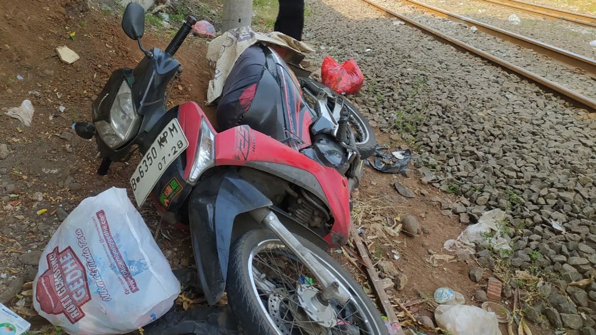 AC Service Driver Killed Covered In Blood On The Pasar Senen-Kemayoran Train Line