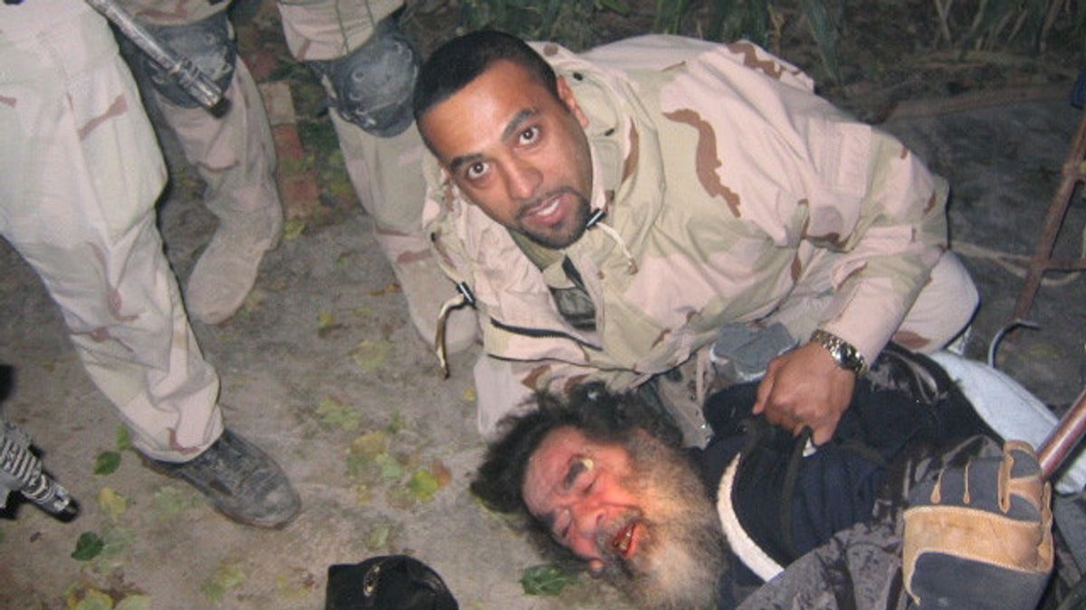 Saddam Hussein Qui A été Pressé Et Capturé Par Les Troupes Américaines