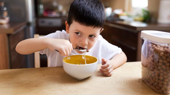 小さな子供はチキンブルートを食べることができますか、健康のためのその利点とリスクを知る